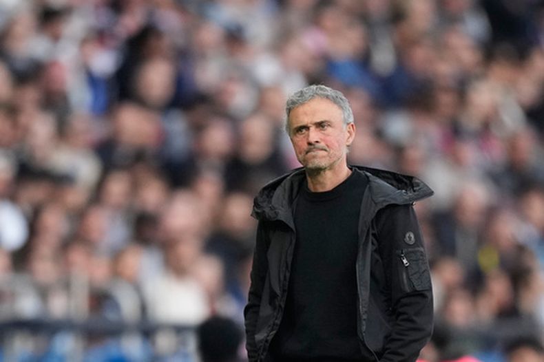 El técnico del PSG Luis Enrique durante el partido contra Nantes en la liga francesa, el miércoles 22 de abril de 2026, en París. (AP Foto/Michel Euler)
