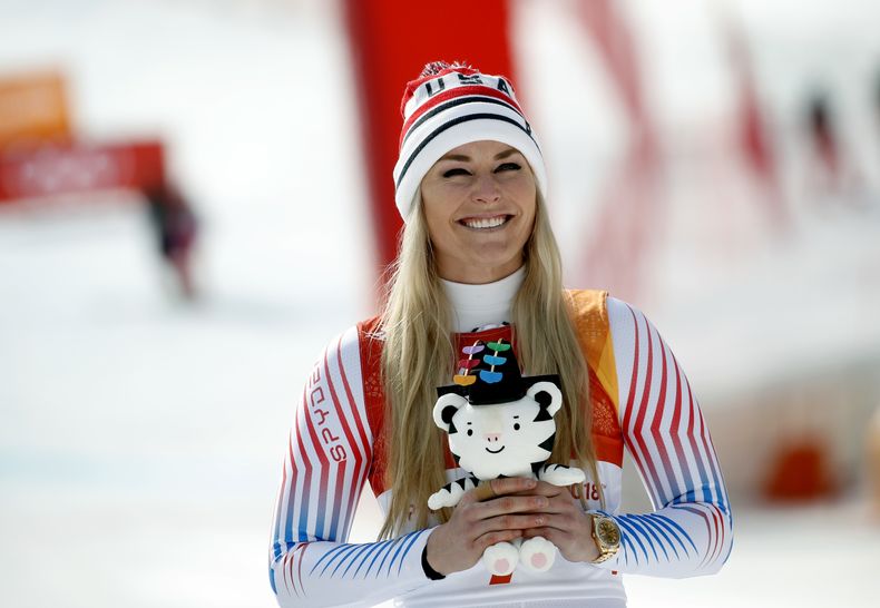 ARCHIVO - Lindsey Vonn, ganadora del bronce, en el podio del descenso femenino de los Juegos Olímpicos de Invierno 2018 en Jeongseon, Corea del Sur. (AP Foto/Christophe Ena)