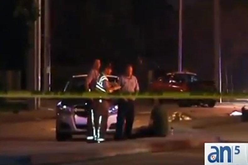 Dos jóvenes de 17 años y un hombre murieron atropellados en Kendall. Las jóvenes acababan de chocar contra una camioneta y el hombre era un buen samaritano que se bajó a ayudarlas. Todos fueron atropellados por otro chofer que conducía a toda velocidad.