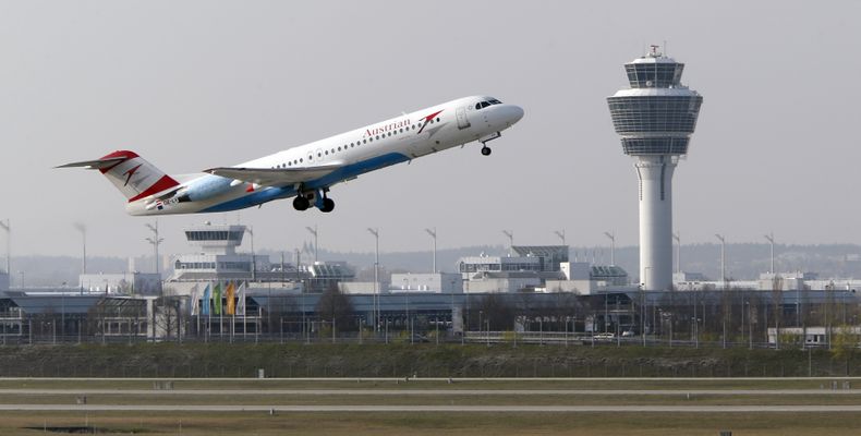 ARCHIVO - En imagen del 1 de abril de 2014, un avi&oacute;n de una aerol&iacute;nea austriaca despega del aeropuerto de M&uacute;nich, Alemania. Los vuelos podr&iacute;an registrar una baja en sus precios el pr&oacute;ximo a&ntilde;o mientras las aerol&ia