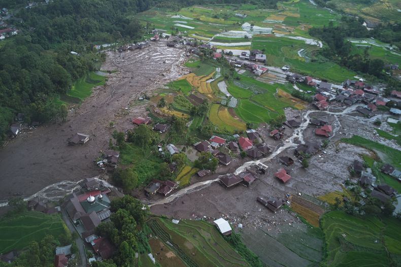 Esta foto aérea tomada con un dron muestra un pueblo devastado por una inundación en Malalak, Sumatra Occidental, Indonesia, el viernes 28 de noviembre de 2025. (AP Foto/Nazar Chaniago)