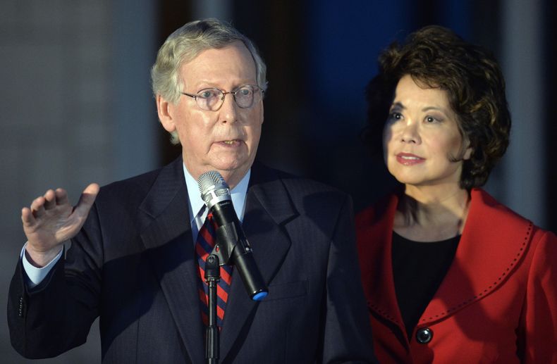 Esta fotograf&iacute;a de archivo del 2 de octubre de 2014 muestra a Mitch McConnell, izquierda, de Kentucky, l&iacute;der de la minor&iacute;a republicana en el Senado, junto a su esposa Elaine Chao mientras habla con los medios de comunicaci&oacute;n en