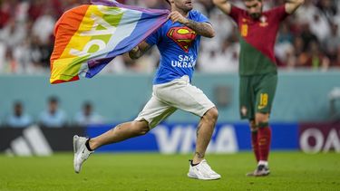 fan con bandera arcoiris irrumpe en partido del mundial