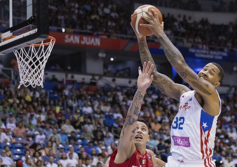 Christopher Ortiz, de Puerto Rico, dispara frente a Fabián Jaimes, de México, en un partido del Preolímpico, el sábado 6 de julio de 2024, en San Juan (AP Foto/Alejandro Granadillo)