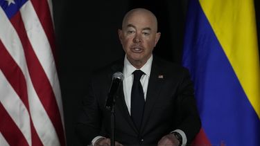 mayorkas: migrantes deben llegar a eeuu por la via legal o seran devueltos