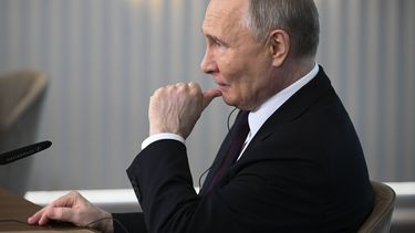 El presidente de Rusia Vladímir Putin escucha a la pregunta de un periodista durante un encuentro con altos mandos de las agencias noticiosas internacionales en el marco del Foro Económico Internacional de San Petersburgo, el miércoles 5 de junio de 2024, en San Petersburgo, Rusia. (Vladimir Astapkovich, Sputnik, Kremlin Pool Photo vía AP)