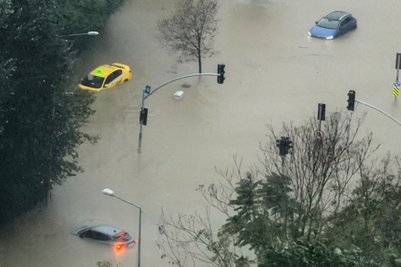 Las inundaciones en Estambul, Turquía, el 14 de octubre del 2026. (AP foto/Egecan Ozguner)