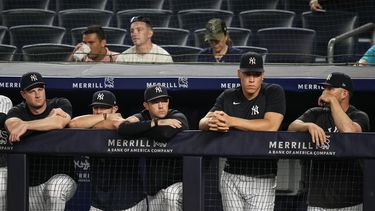 Jugadores de los Yanquis de Nueva York entre ellos Gerrit Cole (izquierda) y Aaron Judge (segundo de derecha a izquierda) observan el juego frente a los Orioles de Baltimore en Nueva York. Jueves 6 de julio de 2023. (AP Foto/Frank Franklin II)