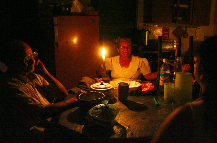 Los cubanos sufren hasta tres apagones al día por fallos en el servicio eléctrico