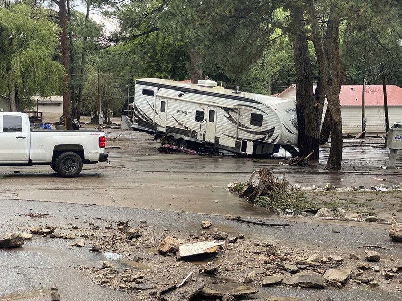 En esta foto proporcionada por Jean Meairs se pueden ver los daños causados por una inundación que arrasó el Riverview RV Park a lo largo del río Ruidoso el martes 8 de julio de 2025, en Ruidoso, Nuevo México. (Jean Meairs vía AP)