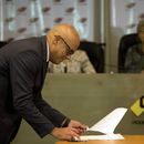 Posponen para mayo elección presidencial en Venezuela