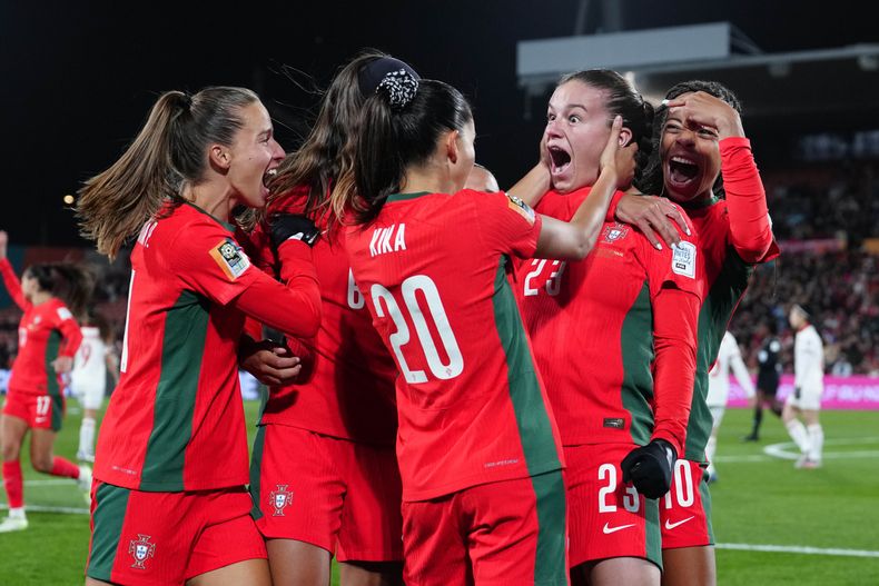 Telma (derecha) celebra con sus compañeras de Portugal tras anotar el primer gol en la victoria 2-0 ante Vietnam en el Mundial femenino, el jueves 27 de julio de 2023, en Hamilton, Nueva Zelanda. (AP Foto/Abbie Parr)