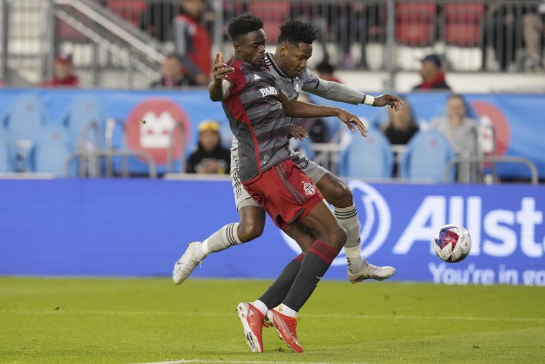 Aime Mabika, de Toronto FC, disputa un balón con el hondureño Romell Quioto, del Montreal, el martes 9 de mayo de 2023 , en los cuartos de final del campeonato canadiense (Chris Young/The Canadian Press via AP)