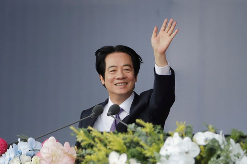 El presidente de Taiwán, Lai Ching-te, saluda durante las celebraciones del Día Nacional de Taiwán, en la capital, Taipéi, el 10 de octubre de 2026. (AP Foto/Chiang Ying-ying)