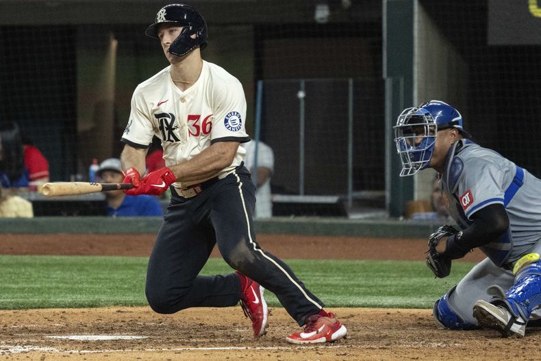 Wyatt Langford, de los Rangers de Texas, batea un sencillo productor en el juego del viernes 21 de junio de 2024, ante los Reales de Kansas City (AP Foto/Jeffrey McWhorter)
