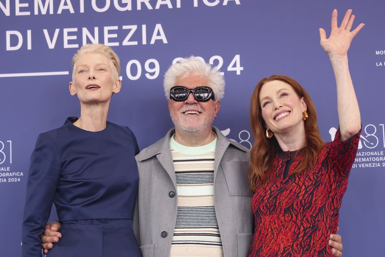 Tilda Swinton, de izquierda a derecha, el director Pedro Almodovar, y Julianne Moore posan en la sesión de The Room Next Door en la 81a edición del Festival de Cine de Venecia en Venecia, Italia, el lunes 2 de septiembre de 2024. (Foto Vianney Le Caer/Invision/AP)