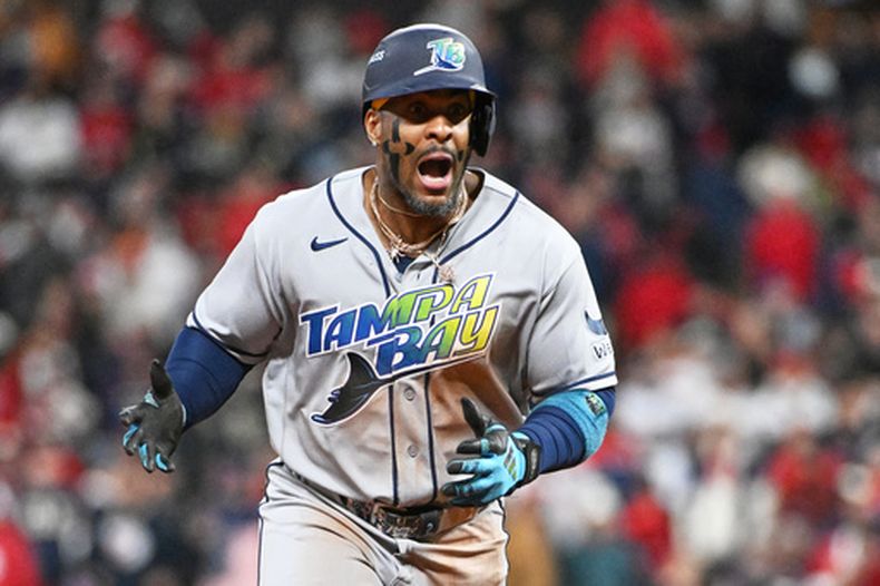 El cubano Yandy Díaz, de los Rays de Tampa Bay, celebra un jonrón ante los Guardianes de Cleveland en el cuarto juego de la Serie de Campeonato de la Liga Americana, el sábado 17 de octubre de 2026 (AP Foto/Phil Long)