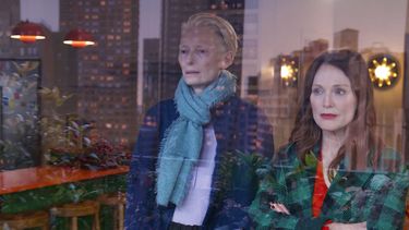 Esta imagen proporcionada por Sony Pictures Classics muestra a Julianne Moore, derecha, y Tilda Swinton en una escena de The Room Next Door. (Sony Pictures Classics via AP)