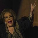 ARCHIVO - Silvia Pinal recibe el aplauso del público durante un homenaje a su trayectoria en el Palacio de Bellas Artes de la Ciudad de México el 29 de agosto de 2022. Pinal falleció el 28 de noviembre de 2024. Tenía 93 años. (Foto AP/Marco Ugarte, archivo)