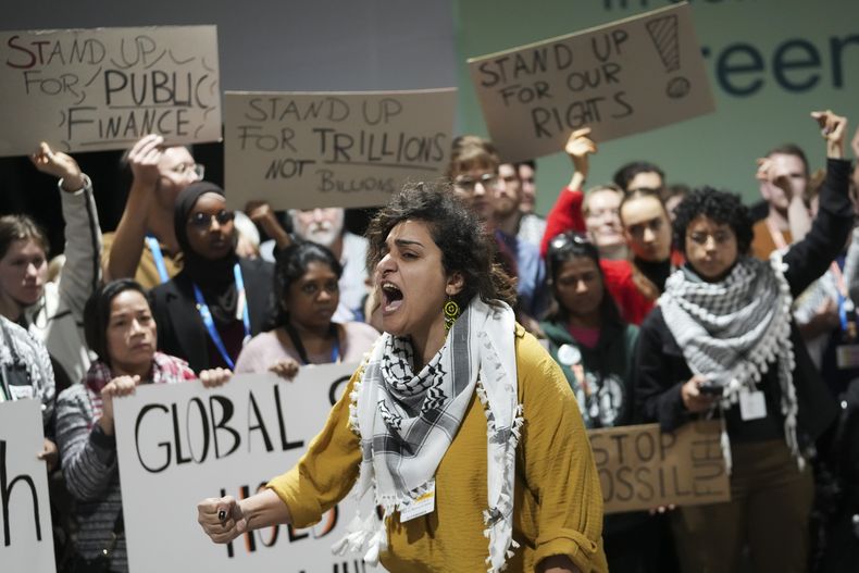 Activistas participan en una manifestación a favor de la financiación para combatir el cambio climático en la Cumbre del Clima de la ONU COP29, el sábado 23 de noviembre de 2024, en Bakú, Azerbaiyán. (Foto AP/Sergei Grits)