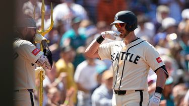 Mitch Garver, derecha, de los Marineros de Seattle, celebra con J.P. Crawford, izquierda, después de batear un jonrón de dos carreras contra los Azulejos de Toronto durante la cuarta entrada del juego de béisbol de Grandes Ligas, el domingo 5 de julio de 2026, en Seattle. (AP Foto/Lindsey Wasson)