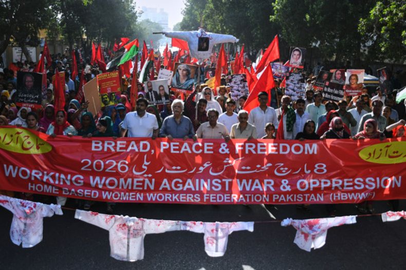 Una marcha para conmemorar el Día Internacional de la Mujer en Karachi, Pakistán, el 8 de marzo del 2026. (AP foto/Ali Raza)