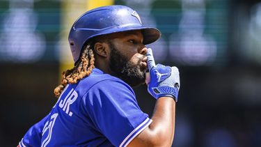 Vladimir Guerrero Jr., de los Azulejos de Toronto, silencia a los fanáticos rivales mientras recorre las bases después de batear un cuadrangular de dos carreras durante la cuarta entrada del juego de béisbol en contra de los Marineros de Seattle, el domingo 23 de julio de 2023, en Seattle. (AP Foto/Caean Couto)
