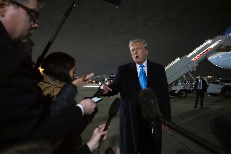 El presidente Donald Trump habla con los periodistas junto al Air Force One después de llegar a la Base Conjunta Andrews, Maryland, el domingo 2 de febrero de 2025. (AP Foto/Ben Curtis)