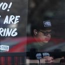 Se crean 372.000 empleos en EEUU; una señal de resiliencia