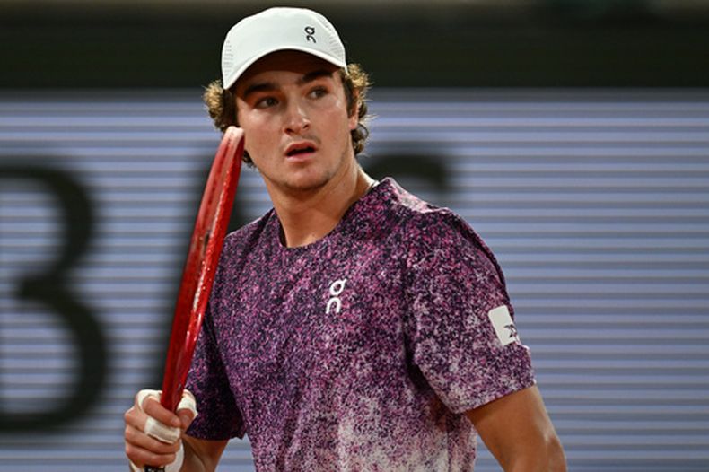 Joao Fonseca durante su partido de cuartos de final de Roland Garros contra Jakub Mensik, el martes 2 de junio de 2026, en París. (AP Foto/Emma Da Silva)
