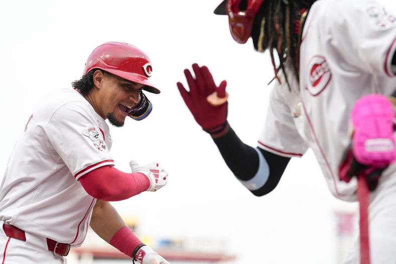 El dominicano de los Rojos de Cincinnati, Santiago Espinal (izquierda) celebra junto a su compañero de equipo, Elly De La Cruz, luego de impactar un cuadrangular de dos carreras durante el segundo episodio del juego de béisbol ante los Cachorros de Chicago, el martes 30 de julio de 2024, en Cincinnati. (AP Foto/Jeff Dean)