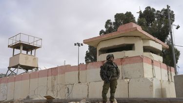 ARCHIVO - Un soldado istaelí contempla a manufestantes que cierran el paso a ayuda humanitaria que se dirige a Gaza en el cruce fronterizo de Nizaba entre Egipto y el sur de Israel, 2 de febrero de 2024. (AP Foto/Tsafrir Abayov, File)