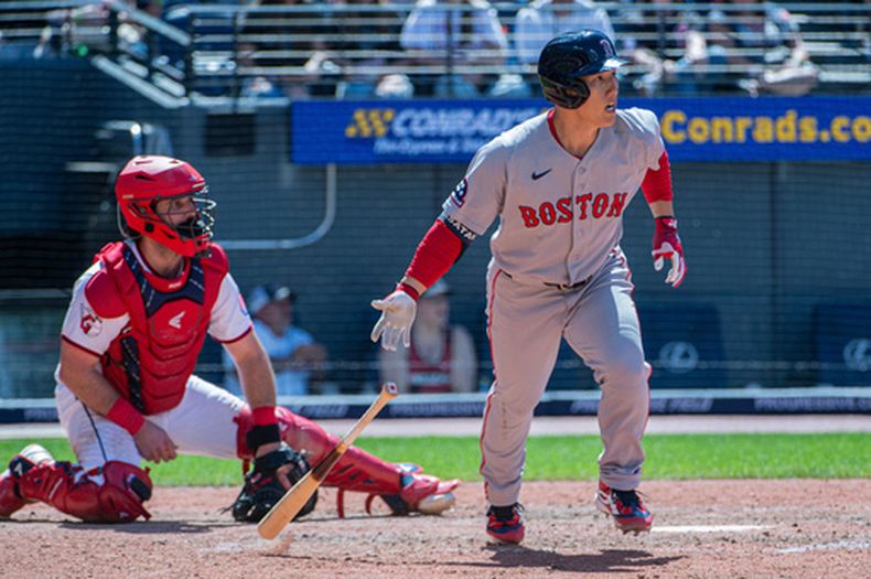 Masataka Yoshida, derecha, de los Medias Rojas de Boston, observa el viaje de la pelota de su sencillo productor de carrera frente al relevista de los Guardianes de Cleveland, Codi Heuer, mientras el receptor Austin Hedges, izquierda, observa durante la séptima entrada del juego de béisbol de Grandes Ligas, el domingo 31 de mayo de 2026, en Cleveland. (AP Foto/Phil Long)