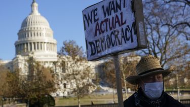 Un manifestante frente al Congreso estadounidense en Washington, el 13 de diciembre de 2021. . (Foto AP /Patrick Semansky)