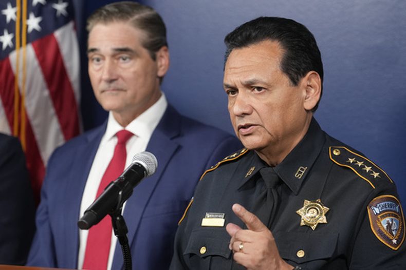 El fiscal de distrito del condado de Harris, Sean Teare, izquierda, y el jefe policial del condado, Ed Gonzalez, derecha, asisten a una conferencia de prensa el viernes 30 de octubre de 2026, en Houston, para anunciar la acusación formal del agente del Servicio de Inmigración y Control de Aduanas de Estados Unidos (ICE, por sus siglas en inglés) Mario Alberto Morales por parte de un jurado investigador del condado de Harris. (Melissa Phillip/Houston Chronicle vía AP)
