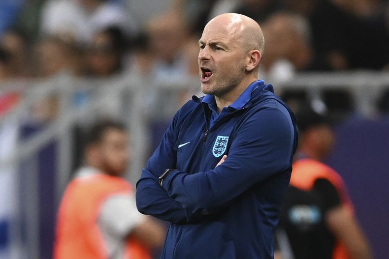 ARCHIVO - Lee Carsley, técnico de Inglaterra, da indicaciones a sus jugadores durante la Eurocopa sub21, en un partido ante Israel, el 5 de julio de 2023, en Batumi, Georgia (AP Foto/Tamuna Kulumbegashvili, archivo)