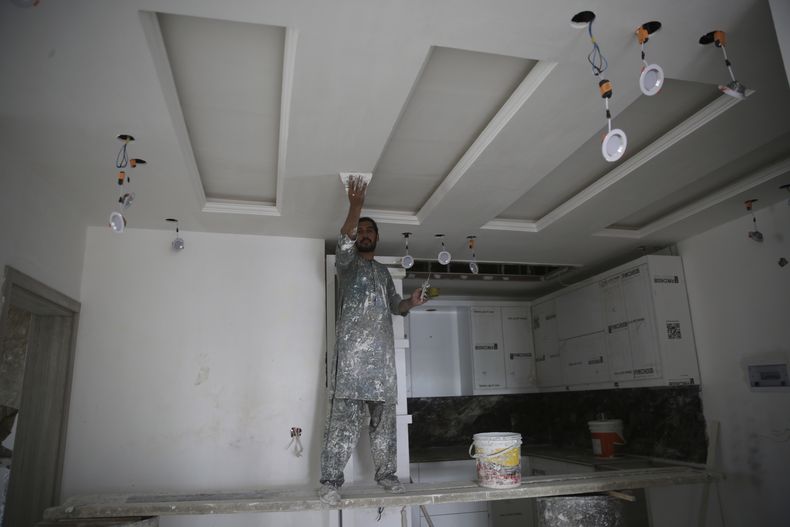 Un hombre trabaja en el interior de una casa de lujo en Kabul, Afganistán, el 23 de septiembre de 2024. (AP Foto/Siddiqullah Alizai)