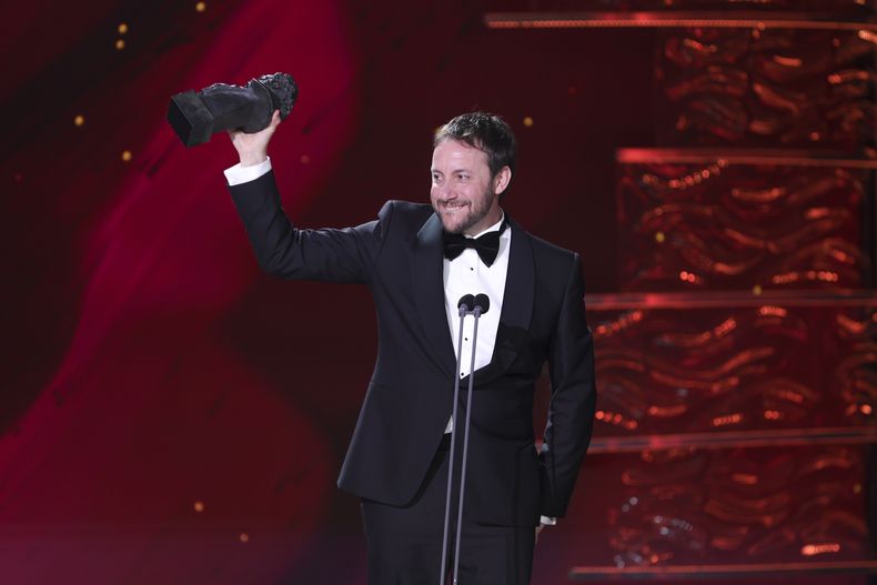 Pepe Lorente recibe el premio de mejor actor revelación por La estrella azul durante la 39ª ceremonia de los Premios Goya en Granada, España, el sábado 8 de febrero de 2025, en Granada. (Foto AP/Fermin Rodriguez)