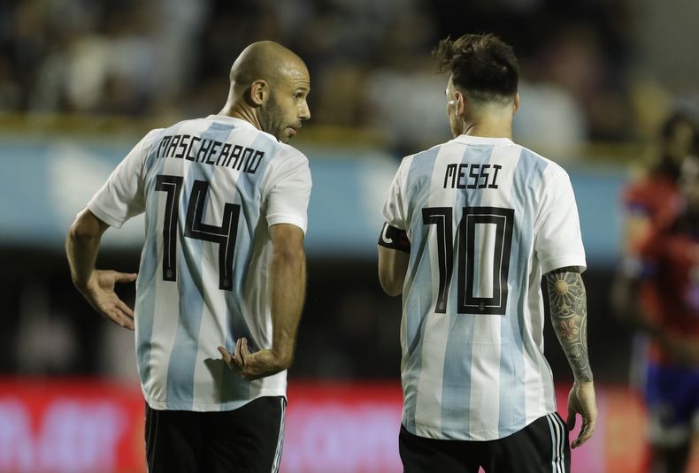 ARCHIVO - Javier Mascherano (izquierda) y Lionel Messi tras un gol de Messi en el amistoso contra Haití, el 29 de mayo de 2024, en Buenos Aires. (AP Foto/Víctor R. Caivano)