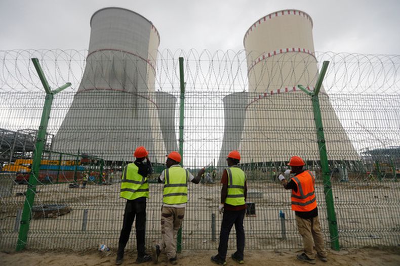 ARCHIVO - Operarios arreglan una cerca metálica alrededor de la central nuclear de Rooppur en Ishwardi, en Pabna, Bangladesh, el 4 de octubre de 2023. (AP Foto/Mahmud Hossain Opu)