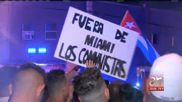 decenas de exiliados cubanos protestaron contra los artistas que defienden al castrismo y vienen a cantar a miami