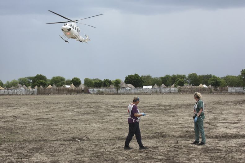 Personal médico del Comité Internacional de Cruz Roja (CICR) espera a pacientes heridos por armas en Akobo, Sudán del Sur, el sábado 24 de mayo de 2025. (AP Foto/Joseph Falzetta)