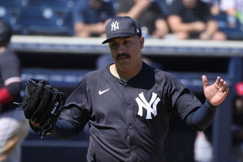 El abridor de los Yanquis Néstor Cortés reacciona después de un ponche en la primera entrada del juego de entrenamiento de primavera en contra de los Mellizos de Minnesota, el lunes 26 de febrero de 2024, en Tampa, Florida. (AP Foto/Charlie Neibergall)
