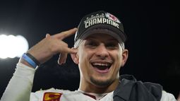 Patrick Mahomes, quarterback de los Chiefs de Kansas City, festeja la victoria en la final de la Conferencia Americana ante los Ravens de Baltimore, el domingo 28 de enero de 2024 (AP Foto/Matt Slocum)
