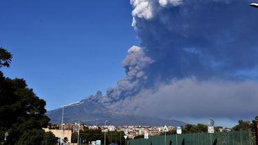 Reabre aeropuerto de Sicilia tras actividad volcánica