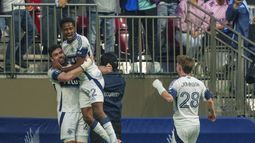 Brian White de los Vancouver Whitecaps celebra con Ali Ahmed y Tat Johnson tras anotar en el encuentro de ida de las semifinales de la Copa de Campeones de la CONCACAF el jueves 24 de abril del 2025. (Christopher Morris/The Canadian Press via AP)
