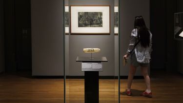 En esta imagen proporiconada por el Rijksmueum, muestra un condón con estampado, circa 1830, expuesto en el Rijksmuseum de Ámsterdam. (Kelly Schenk/Rijksmuseum vía AP)
