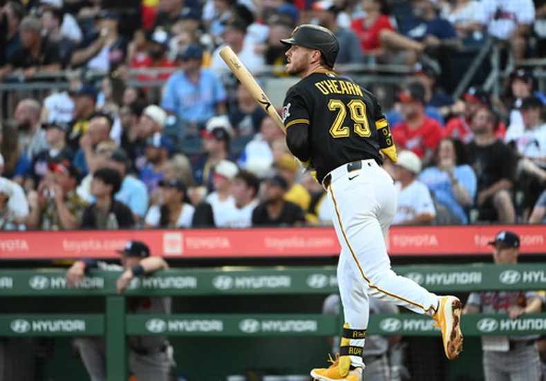 Ryan OHearn (29), de los Piratas de Pittsburgh, observa cómo su jonrón de tres carreras ante el lanzador abridor de los Bravos de Atlanta, Hurston Waldrep, supera la barda durante la tercera entrada de un partido de la MLB, el martes 7 de julio de 2026, en Pittsburgh. (Foto AP/Philip G. Pavely)