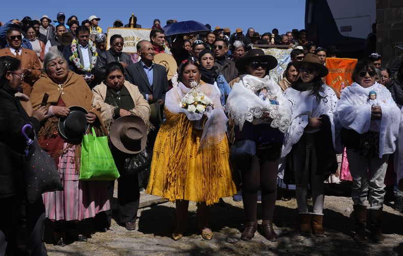 Los devotos se reúnen para una ceremonia en honor a la pequeña Virgen de las Letanías en la cima de una montaña cerca de su santuario, en las afueras de Viacha, Bolivia, el sábado 13 de julio de 2024. (Foto AP/Juan Karita)