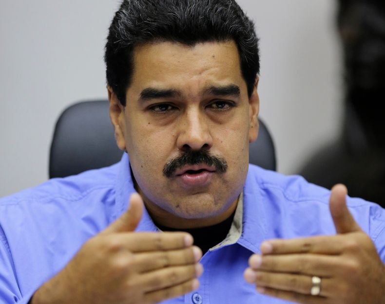 El presidente venezolano Nicol&aacute;s Maduro habla durante una reuni&oacute;n de su gabinete en el palacio presidencial de Miraflores en Caracas, Venezuela, el viernes 29 de noviembre de  2013. Maduro denunci&oacute; el martes 3 de diciembre de 2013 que